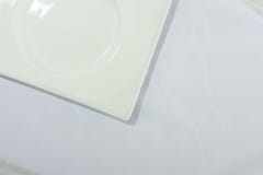 Configuration plate du plat blanc, cuvette, d'isolement dans le tissu blanc ou pourpre photos libres de droits Configuration plate du plat blanc, cuvette, d'isolement dans le tissu blanc ou pourpre photos libres de droits