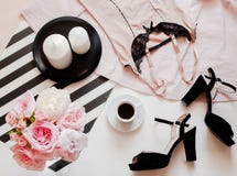 Configuration plate, magazines, media social Lingerie de dentelle de rose de vue supérieure Concept de blog de beauté Accessoires images stock Configuration plate, magazines, media social Lingerie de dentelle de rose de vue supérieure Concept de blog de beauté Accessoires images stock