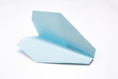 Configuração lisa do plano de papel azul pastel no fundo branco com espaço do texto imagens de stock royalty free Configuração lisa do plano de papel azul pastel no fundo branco com espaço do texto imagens de stock royalty free