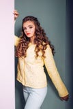 Confortável contudo incredibly à moda Menina bonita Olhar elegante do modelo da moda Olhar da jovem mulher na moda Menina da form imagem de stock royalty free Confortável contudo incredibly à moda Menina bonita Olhar elegante do modelo da moda Olhar da jovem mulher na moda Menina da form imagem de stock royalty free