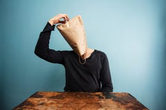 Confused человек с сумкой надземной стоковое фото rf Confused человек с сумкой надземной стоковое фото rf