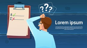 Confused бизнесмен стоя назад смотрящ вопросительный знак контрольного списка думает решение проблемы иллюстрация вектора Confused бизнесмен стоя назад смотрящ вопросительный знак контрольного списка думает решение проблемы иллюстрация вектора