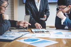 Conférence de fonctionnement de Co, collègues d'équipe d'affaires discutant travaillant l'analyse avec des données financières et photographie stock Conférence de fonctionnement de Co, collègues d'équipe d'affaires discutant travaillant l'analyse avec des données financières et photographie stock