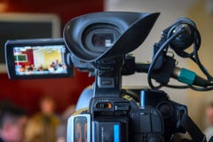 Conférence de presse d'enregistrement de caméra de télévision Porte-parole au bureau Journalistes couvrant un événement de presse photographie stock libre de droits Conférence de presse d'enregistrement de caméra de télévision Porte-parole au bureau Journalistes couvrant un événement de presse photographie stock libre de droits