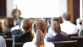Conférencier présentant l'exposé à l'événement d'affaires Conférencier présentant l'exposé à l'événement d'affaires