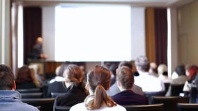 Conférencier présentant l'exposé à l'événement d'affaires Conférencier présentant l'exposé à l'événement d'affaires