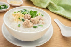 Congee z minced wieprzowiną w pucharze zdjęcia royalty free Congee z minced wieprzowiną w pucharze zdjęcia royalty free