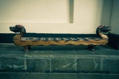 Congklak als eins des traditionellen Spiels gemacht vom Holz und von Linsen angezeigt auf Batik-Museum Foto eingelassenes Pekalon lizenzfreie stockbilder Congklak als eins des traditionellen Spiels gemacht vom Holz und von Linsen angezeigt auf Batik-Museum Foto eingelassenes Pekalon lizenzfreie stockbilder
