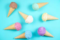 Coni gelati sulla tavola, disposizione piana Priorità bassa dell'alimento immagine stock libera da diritti Coni gelati sulla tavola, disposizione piana Priorità bassa dell'alimento immagine stock libera da diritti