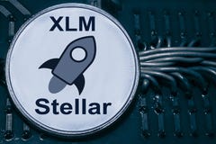 Coni il cryptocurrency stellare sui precedenti dei cavi e dei circuiti XLM fotografia stock Coni il cryptocurrency stellare sui precedenti dei cavi e dei circuiti XLM fotografia stock