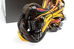 Connecting wires to a computer on a white Royalty Free Stock Photography Connecting wires to a computer on a white Royalty Free Stock Photography