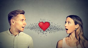 Connexion d'amour Femme d'homme parlant entre eux le coeur rouge dans l'intervalle images libres de droits Connexion d'amour Femme d'homme parlant entre eux le coeur rouge dans l'intervalle images libres de droits