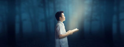 Conoscenza leggendo Lettura felice nel mondo scuro di Forest Wonderful immagine stock libera da diritti Conoscenza leggendo Lettura felice nel mondo scuro di Forest Wonderful immagine stock libera da diritti