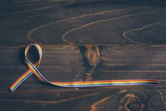Consapevolezza del nastro dell'arcobaleno per il concetto di LGBT su fondo di legno immagine stock Consapevolezza del nastro dell'arcobaleno per il concetto di LGBT su fondo di legno immagine stock
