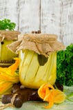 Conserve de courgette dans le pot en verre sur une table en bois Photo libre de droits Conserve de courgette dans le pot en verre sur une table en bois Photo libre de droits