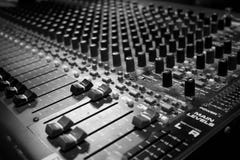 Consola de mezcla del sonido análogo multi del canal foto de archivo libre de regalías Consola de mezcla del sonido análogo multi del canal foto de archivo libre de regalías