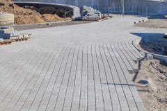 Construcción de la acera con los guijarros foto de archivo libre de regalías Construcción de la acera con los guijarros foto de archivo libre de regalías