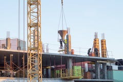 Construcción de un edificio de varios pisos los trabajadores vierten concreto en el encofrado imagenes de archivo Construcción de un edificio de varios pisos los trabajadores vierten concreto en el encofrado imagenes de archivo