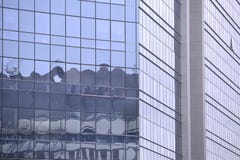 Construcción moderna de los frentes del vidrio y del acero fotografía de archivo libre de regalías Construcción moderna de los frentes del vidrio y del acero fotografía de archivo libre de regalías