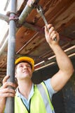 Constructeur Putting Up Scaffolding photos stock Constructeur Putting Up Scaffolding photos stock