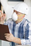 Constructeur vérifiant des problèmes dans la fenêtre image stock Constructeur vérifiant des problèmes dans la fenêtre image stock
