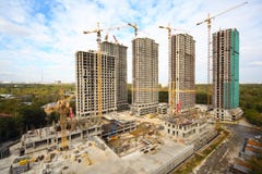 Construction d'appartement dans un gratte-ciel dans la zone de forêt photographie stock Construction d'appartement dans un gratte-ciel dans la zone de forêt photographie stock