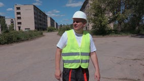 Construtor que fala com as casas de apartamento abandonadas próximas dos convidados video estoque Construtor que fala com as casas de apartamento abandonadas próximas dos convidados video estoque