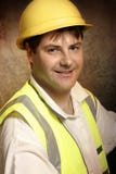 Construtor seguro no sorriso da roupa de trabalho imagem de stock royalty free Construtor seguro no sorriso da roupa de trabalho imagem de stock royalty free