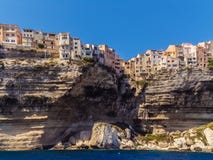 Construção ao longo de um penhasco, Bonifacio, França imagens de stock Construção ao longo de um penhasco, Bonifacio, França imagens de stock
