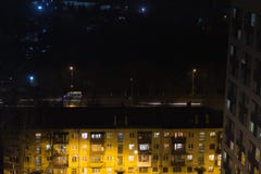 Construção com as silhuetas dos povos nas janelas Ônibus do waite dos povos no busstop com sinal Vista panorâmica aérea da torre imagens de stock royalty free Construção com as silhuetas dos povos nas janelas Ônibus do waite dos povos no busstop com sinal Vista panorâmica aérea da torre imagens de stock royalty free