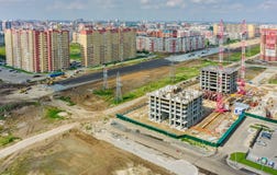 Construção de casas e da estrada residenciais Tyumen fotografia de stock Construção de casas e da estrada residenciais Tyumen fotografia de stock