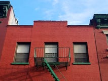 Construção de tijolo vermelho com escape de fogo verde no bairro chinês New York City fotos de stock royalty free Construção de tijolo vermelho com escape de fogo verde no bairro chinês New York City fotos de stock royalty free