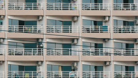 construção do Multi-andar com balcões e coisas que penduram lá fim da construção do Multi-andar acima da vista vídeos de arquivo construção do Multi-andar com balcões e coisas que penduram lá fim da construção do Multi-andar acima da vista vídeos de arquivo