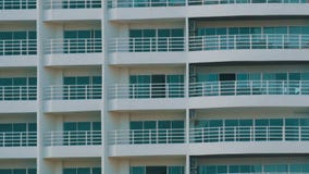 construção do Multi-andar com balcões e coisas que penduram lá fim da construção do Multi-andar acima da vista filme construção do Multi-andar com balcões e coisas que penduram lá fim da construção do Multi-andar acima da vista filme