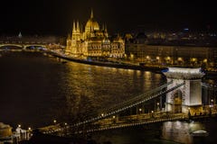 Construção do parlamento húngaro e da ponte Chain de Széchenyi em Budapest fotografia de stock Construção do parlamento húngaro e da ponte Chain de Széchenyi em Budapest fotografia de stock