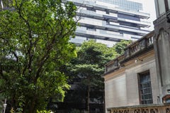 Construção histórica rústica contrariamente à construção moderna em Sao Paulo, Brasil imagens de stock Construção histórica rústica contrariamente à construção moderna em Sao Paulo, Brasil imagens de stock