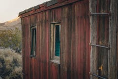 Construção velha, abandonada no Rhyolite, o Vale da Morte, Califórnia, EUA fotos de stock Construção velha, abandonada no Rhyolite, o Vale da Morte, Califórnia, EUA fotos de stock