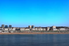 Construções da praia, vista para o mar foto de stock royalty free Construções da praia, vista para o mar foto de stock royalty free