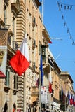 Construções da rua e bandeiras, Valletta imagens de stock Construções da rua e bandeiras, Valletta imagens de stock