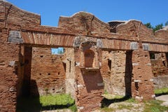 Construções de loja antigas em Ostia Antica Indicadores velhos bonitos em Roma (Italy) imagem de stock royalty free Construções de loja antigas em Ostia Antica Indicadores velhos bonitos em Roma (Italy) imagem de stock royalty free