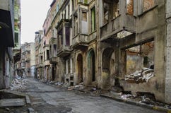 Construções e ruas velhas abandonadas em Istambul imagem de stock royalty free Construções e ruas velhas abandonadas em Istambul imagem de stock royalty free