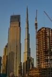 Construções modernas no por do sol em Dubai, UAE fotografia de stock royalty free Construções modernas no por do sol em Dubai, UAE fotografia de stock royalty free
