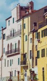 Construções multicoloridos Ligurian do vintage na cidade de Porto Maurizio imagens de stock royalty free Construções multicoloridos Ligurian do vintage na cidade de Porto Maurizio imagens de stock royalty free