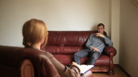 A consulta de um psicólogo, um terapeuta fêmea está consultando um paciente com um homem com uma perturbação da ansiedade filme A consulta de um psicólogo, um terapeuta fêmea está consultando um paciente com um homem com uma perturbação da ansiedade filme