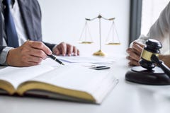 Consultation et conf?rence de femme d'affaires professionnelle et d'avocats masculins fonctionnement et discussion ayant au cabin image stock Consultation et conf?rence de femme d'affaires professionnelle et d'avocats masculins fonctionnement et discussion ayant au cabin image stock