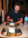Consumición de Dal Bhat para la cena en Katmandu fotografía de archivo Consumición de Dal Bhat para la cena en Katmandu fotografía de archivo