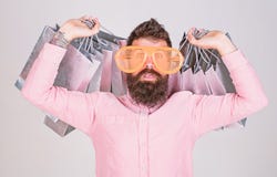 Consumidor adicto que hace compras C?mo conseguir listo para sus vacaciones pr?ximas El rato barbudo de las gafas de sol del desg fotos de archivo Consumidor adicto que hace compras C?mo conseguir listo para sus vacaciones pr?ximas El rato barbudo de las gafas de sol del desg fotos de archivo