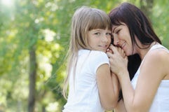 Contact tendre de fille mignonne et de sa mère image stock Contact tendre de fille mignonne et de sa mère image stock