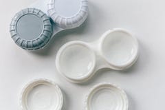 Contactlenscontainers op wit stock afbeeldingen Contactlenscontainers op wit stock afbeeldingen