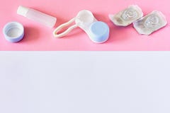 Contactlenzen, geval en toebehoren op roze en witte achtergrond Ooggezondheid en zorg, zicht en visie, oftalmologie en royalty-vrije stock foto Contactlenzen, geval en toebehoren op roze en witte achtergrond Ooggezondheid en zorg, zicht en visie, oftalmologie en royalty-vrije stock foto